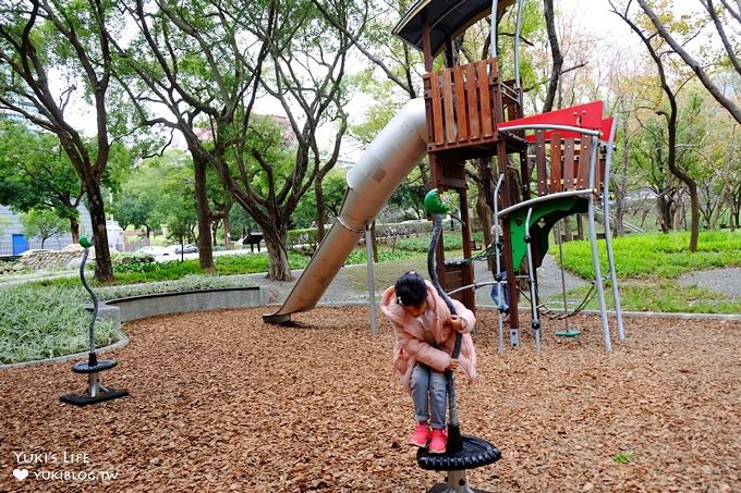 台北景點【天和公園】免費親子景點×森林木屑鋪面挑戰型溜滑梯遊戲場×300年歷史番仔圳 - yuki.tw