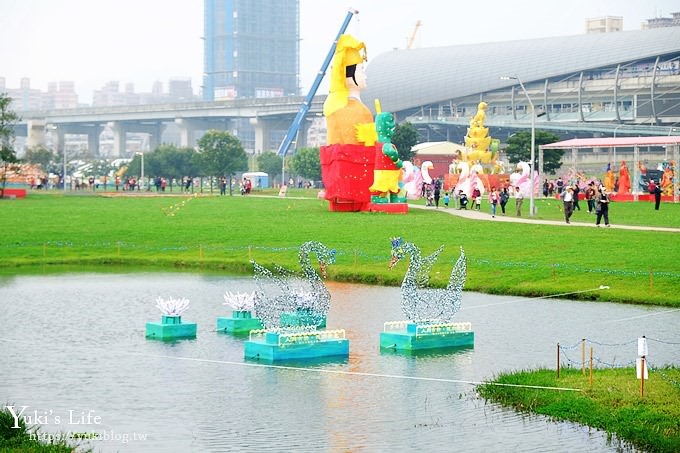 2018新北燈會 旺來福來花燈資訊》巨型限量扭蛋×大台北都會公園草皮親子野餐去(三重捷運站) - yuki.tw