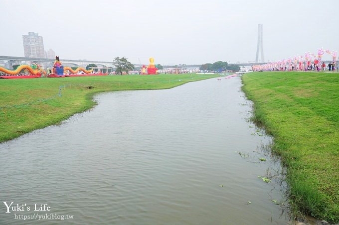 2018新北燈會 旺來福來花燈資訊》巨型限量扭蛋×大台北都會公園草皮親子野餐去(三重捷運站) - yuki.tw