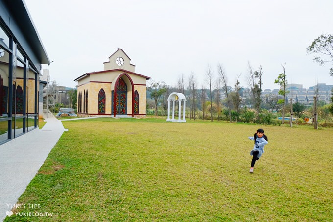 桃園平鎮景觀餐廳【HoneyWoodCafe】超大花牆×浪漫教堂LOVE拍照景點×大草皮親子好去處(晶麒莊園咖啡館) - yuki.tw