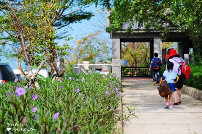 新北免費玩沙好去處【三芝遊客中心及名人文物館】大草皮親子景點×互動體驗展覽館及戶外庭院空間好逛也好玩 - yuki.tw