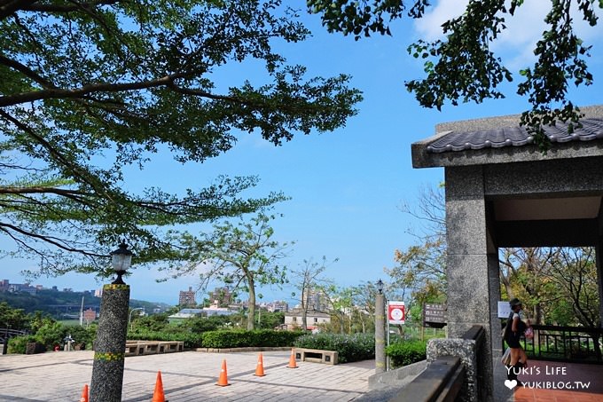 新北免費玩沙好去處【三芝遊客中心及名人文物館】大草皮親子景點×互動體驗展覽館及戶外庭院空間好逛也好玩 - yuki.tw