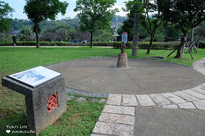 新北免費玩沙好去處【三芝遊客中心及名人文物館】大草皮親子景點×互動體驗展覽館及戶外庭院空間好逛也好玩 - yuki.tw