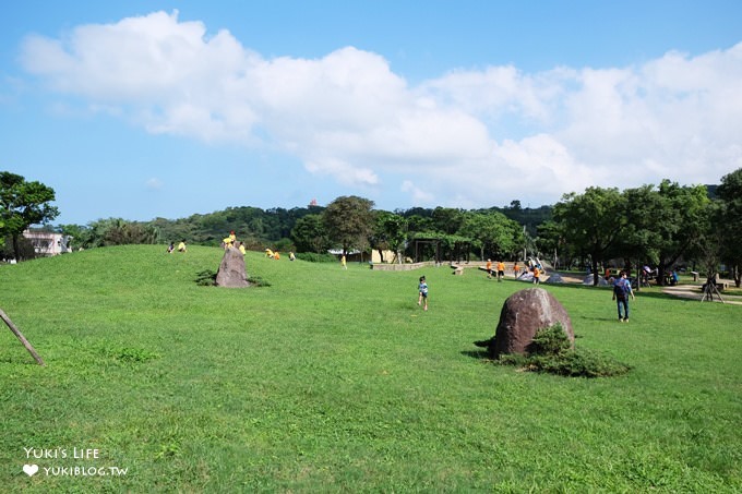 新北免費玩沙好去處【三芝遊客中心及名人文物館】大草皮親子景點×互動體驗展覽館及戶外庭院空間好逛也好玩 - yuki.tw