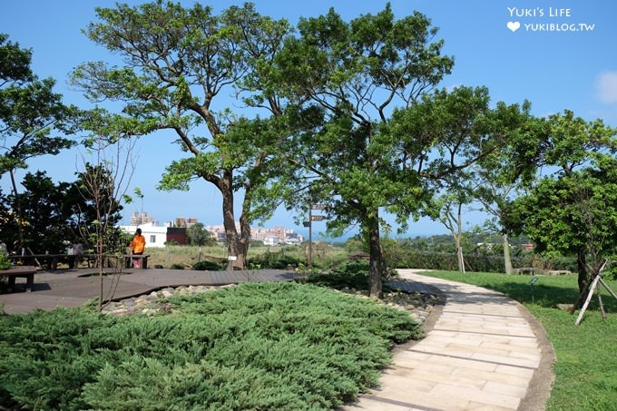 新北免費玩沙好去處【三芝遊客中心及名人文物館】大草皮親子景點×互動體驗展覽館及戶外庭院空間好逛也好玩 - yuki.tw