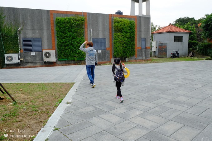 桃園中壢免費親子景點【老街溪河川教育中心/新勢公園】時光隧道溜滑梯×生態教育館×踏青野餐好去處 - yuki.tw