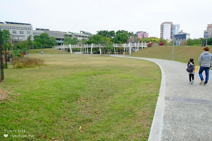 桃園中壢免費親子景點【老街溪河川教育中心/新勢公園】時光隧道溜滑梯×生態教育館×踏青野餐好去處 - yuki.tw