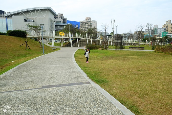 桃園中壢免費親子景點【老街溪河川教育中心/新勢公園】時光隧道溜滑梯×生態教育館×踏青野餐好去處 - yuki.tw