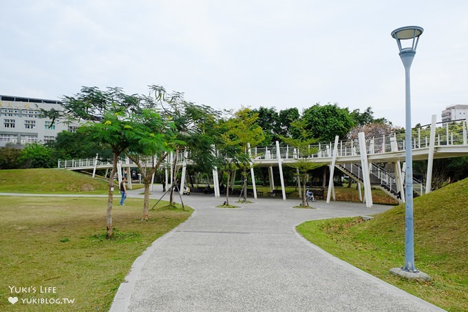 桃園中壢免費親子景點【老街溪河川教育中心/新勢公園】時光隧道溜滑梯×生態教育館×踏青野餐好去處 - yuki.tw