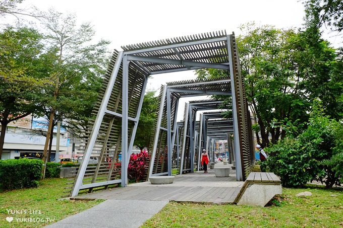 桃園中壢免費親子景點【老街溪河川教育中心/新勢公園】時光隧道溜滑梯×生態教育館×踏青野餐好去處 - yuki.tw