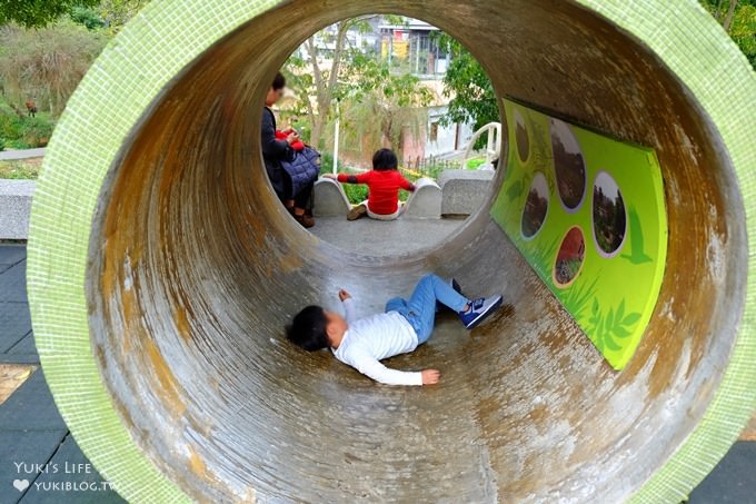 桃園中壢免費親子景點【老街溪河川教育中心/新勢公園】時光隧道溜滑梯×生態教育館×踏青野餐好去處 - yuki.tw