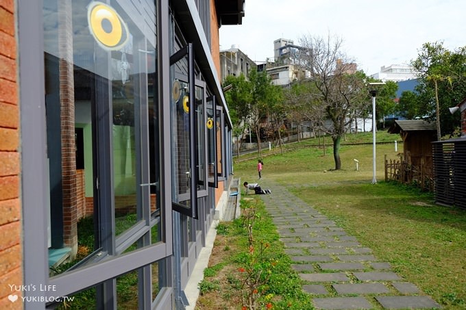 桃園中壢免費親子景點【老街溪河川教育中心/新勢公園】時光隧道溜滑梯×生態教育館×踏青野餐好去處 - yuki.tw