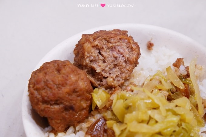 高雄小吃【南豐魯肉飯(自強夜市)】一大塊滷肉好豪邁、獅子頭飯也推薦! - yuki.tw