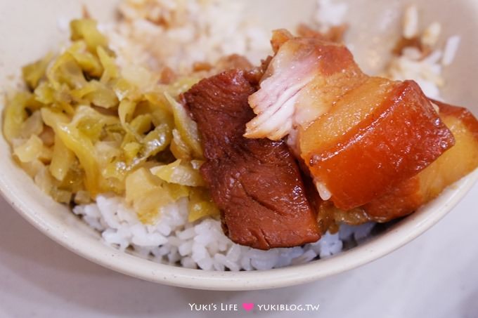 高雄小吃【南豐魯肉飯(自強夜市)】一大塊滷肉好豪邁、獅子頭飯也推薦! - yuki.tw