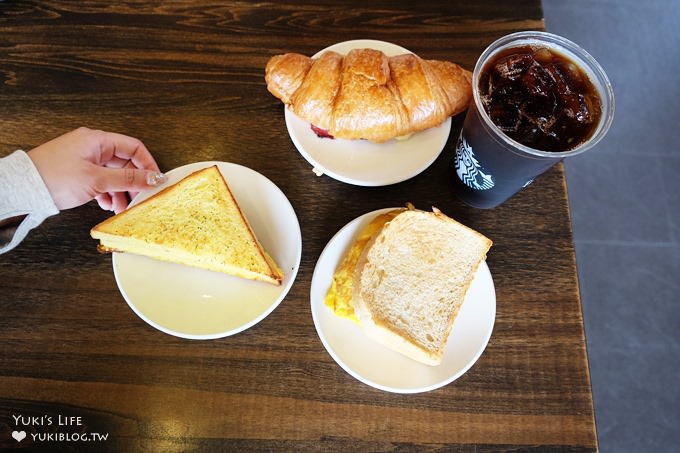 彰化美食【鹿港星巴克STARBUCKS】白色燈籠造型×梅花鹿牌桌面×竹編特色門市(餵小鹿順遊景點) - yuki.tw