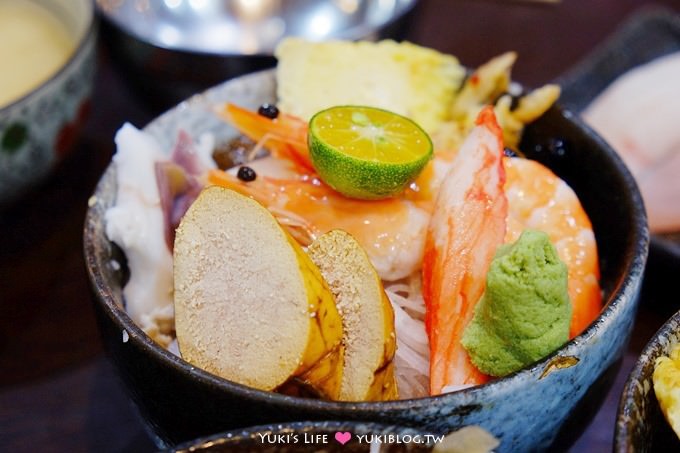 蘆洲美食【日廚生魚片丼】CP值超高百元超大塊魚肚生魚片丼、熟食海鮮丼等多款丼飯❤ - yuki.tw