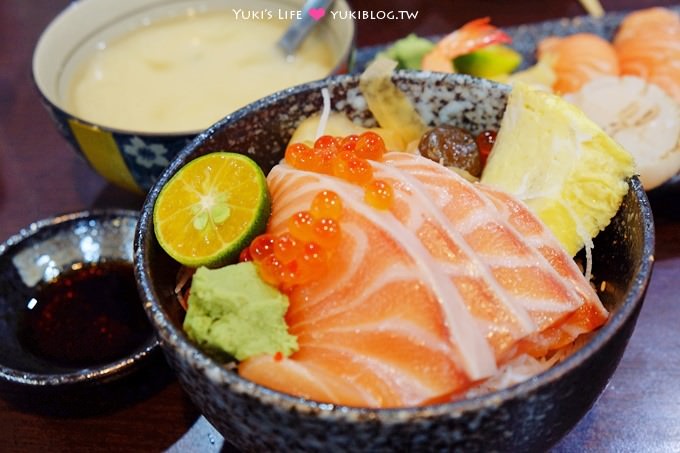 蘆洲美食【日廚生魚片丼】CP值超高百元超大塊魚肚生魚片丼、熟食海鮮丼等多款丼飯❤ - yuki.tw