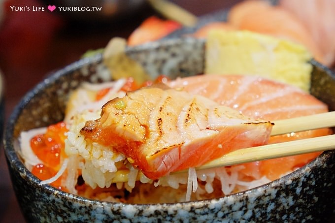 蘆洲美食【日廚生魚片丼】CP值超高百元超大塊魚肚生魚片丼、熟食海鮮丼等多款丼飯❤ - yuki.tw