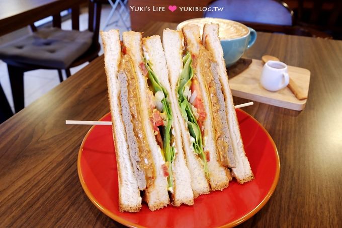 板橋早午餐【朝午食book coffee】天鵝拉花好像畫❤大食怪餐超豐富!(今年5月由金門搬遷至板橋光武街) - yuki.tw