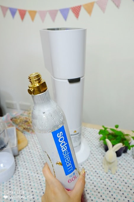 野餐派對好物【Sodastream Genesis White 氣泡水機】夢幻漸層氣泡飲自己也能做×經濟實惠又方便(加碼新款塗鴉寶特瓶) - yuki.tw