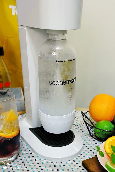 野餐派對好物【Sodastream Genesis White 氣泡水機】夢幻漸層氣泡飲自己也能做×經濟實惠又方便(加碼新款塗鴉寶特瓶) - yuki.tw