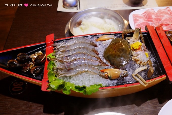 新莊美食【鮮匯頂級鍋物】海鮮不哩啊青的肉品吃到飽火鍋~推薦牛奶鍋 @新莊捷運站 - yuki.tw