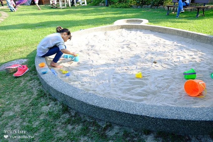 苗栗景點【儷池咖啡屋Leisure】草皮大庭院兒童遊戲區×沙坑、魚池、溜滑梯 - yuki.tw