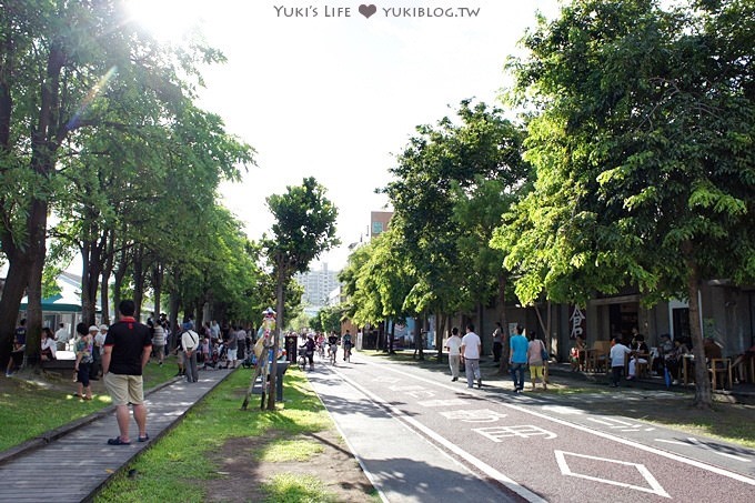 高雄旅遊┃必玩‧駁二藝術特區&本東倉庫商店 ~ 變形金剛大黃蜂出沒！ - yuki.tw