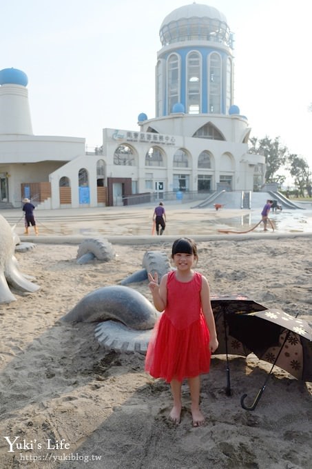 新竹景點【南寮漁港】新旅遊中心免費玩2層樓溜滑梯、沙坑、魚鱗天梯vs貨櫃市集賞夕陽約會拍照好去處 - yuki.tw