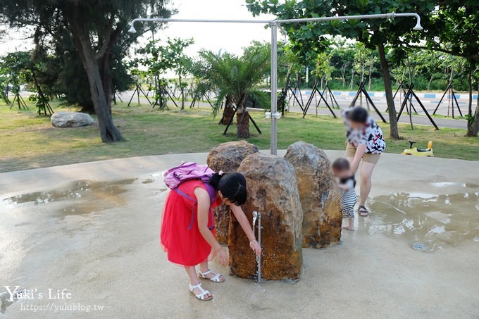 新竹景點【南寮漁港】新旅遊中心免費玩2層樓溜滑梯、沙坑、魚鱗天梯vs貨櫃市集賞夕陽約會拍照好去處 - yuki.tw