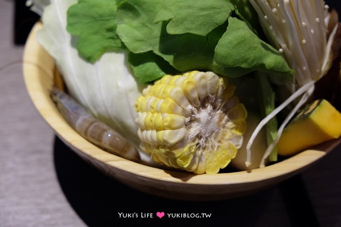 台北東區火鍋【鑫鱻鍋の物】菜盤可換肉盤、頂級肉平價享受鍋物新開幕@忠孝復興站(持DM送肉盤、打卡又送肉盤) - yuki.tw