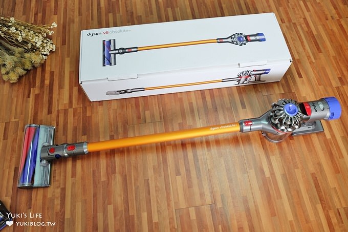 居家必備【Dyson V8 absolute+ 無線吸塵器】超強吸力×免彎腰免接電線！打掃方便好用又有效率！ - yuki.tw