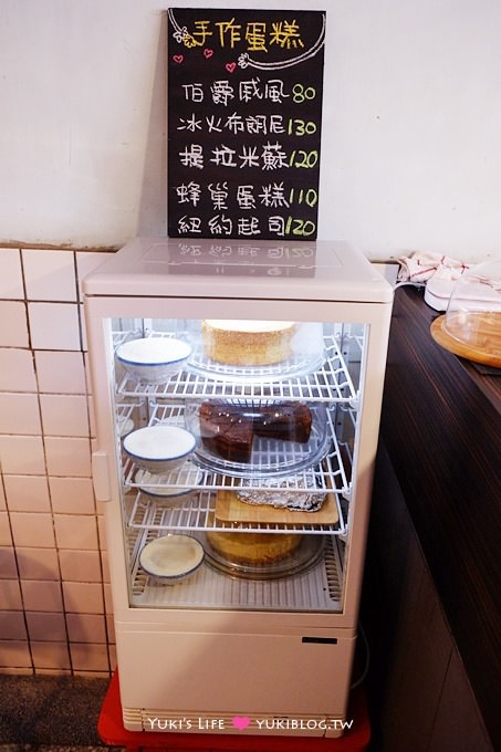 台北美食【坐坐咖啡Zuò Zuò Cafe】復古老厝華麗變身、香腸九層塔三明治太特別! @中山站 - yuki.tw