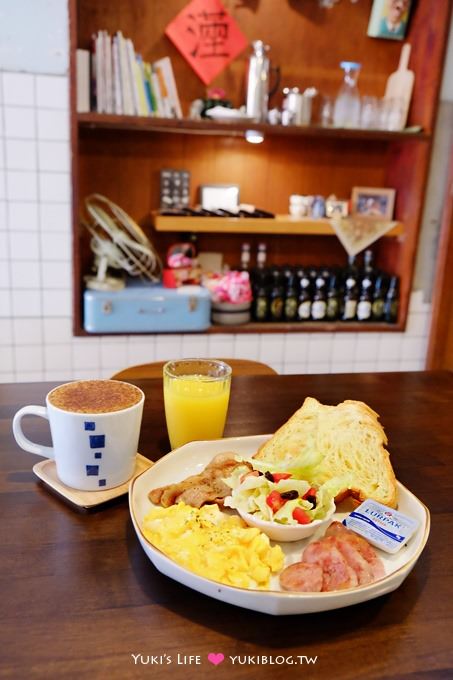 台北美食【坐坐咖啡Zuò Zuò Cafe】復古老厝華麗變身、香腸九層塔三明治太特別! @中山站 - yuki.tw