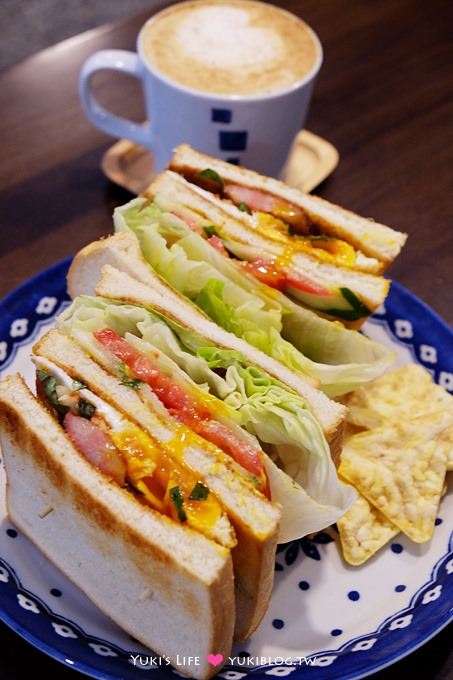 台北美食【坐坐咖啡Zuò Zuò Cafe】復古老厝華麗變身、香腸九層塔三明治太特別! @中山站 - yuki.tw