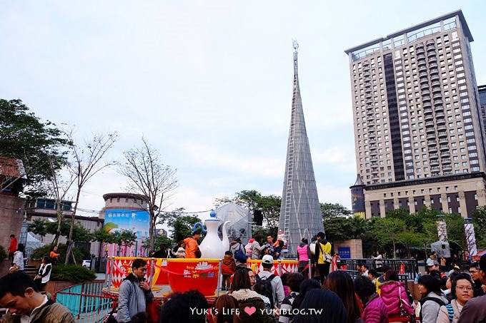 【2013新北市歡樂耶誕城】主燈華麗吸睛! 時而浪漫時而驚喜! @板橋市政府、板橋火車站捷運站 - yuki.tw