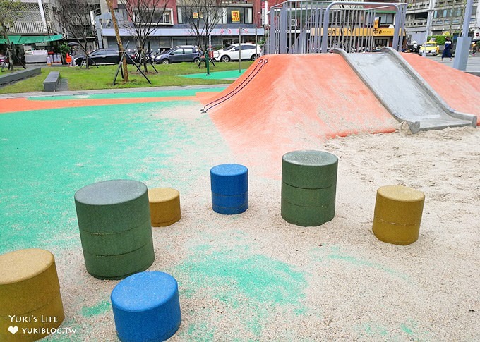 台北景點【敦仁公園】警察局意象沙坑溜滑梯×都市特色公園遊戲場(台北捷運景點) - yuki.tw