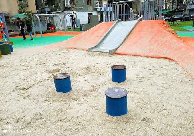 台北景點【敦仁公園】警察局意象沙坑溜滑梯×都市特色公園遊戲場(台北捷運景點) - yuki.tw