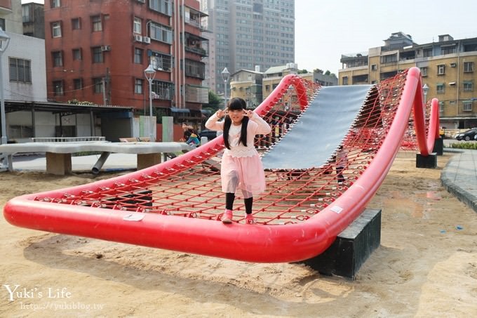 新北景點【佳和公園】大型波浪攀爬網特色公園×無邊際沙池、親子免費好去處！(有停車場)